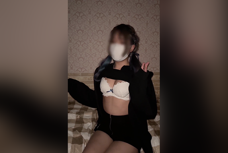 一个被钱迷住的女狠狠色丁香婷婷综合视频