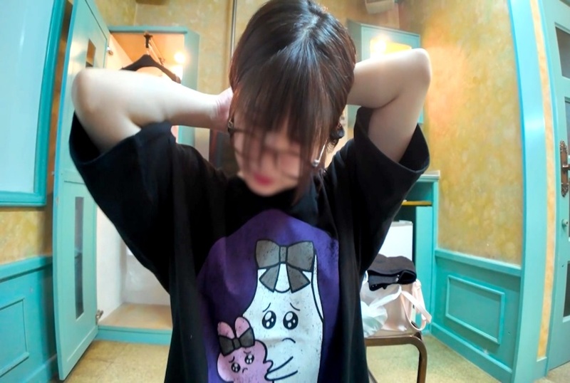 FC2-4714506 可爱的眼镜少女，想要尝试大人的游戏！ 素人