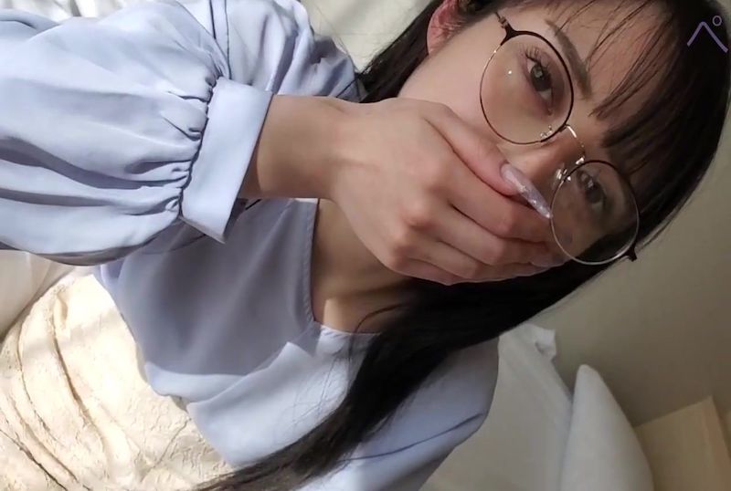 FC2-1849089 在酒店的秘密会议中，与眼镜 OL 在工作期间偷偷做爱～ 素人